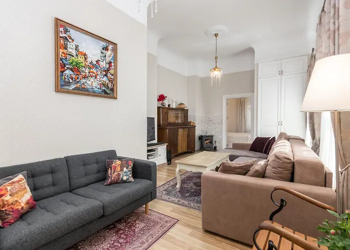 Elegant Apartment In Historical Centre & Free Locked Parking