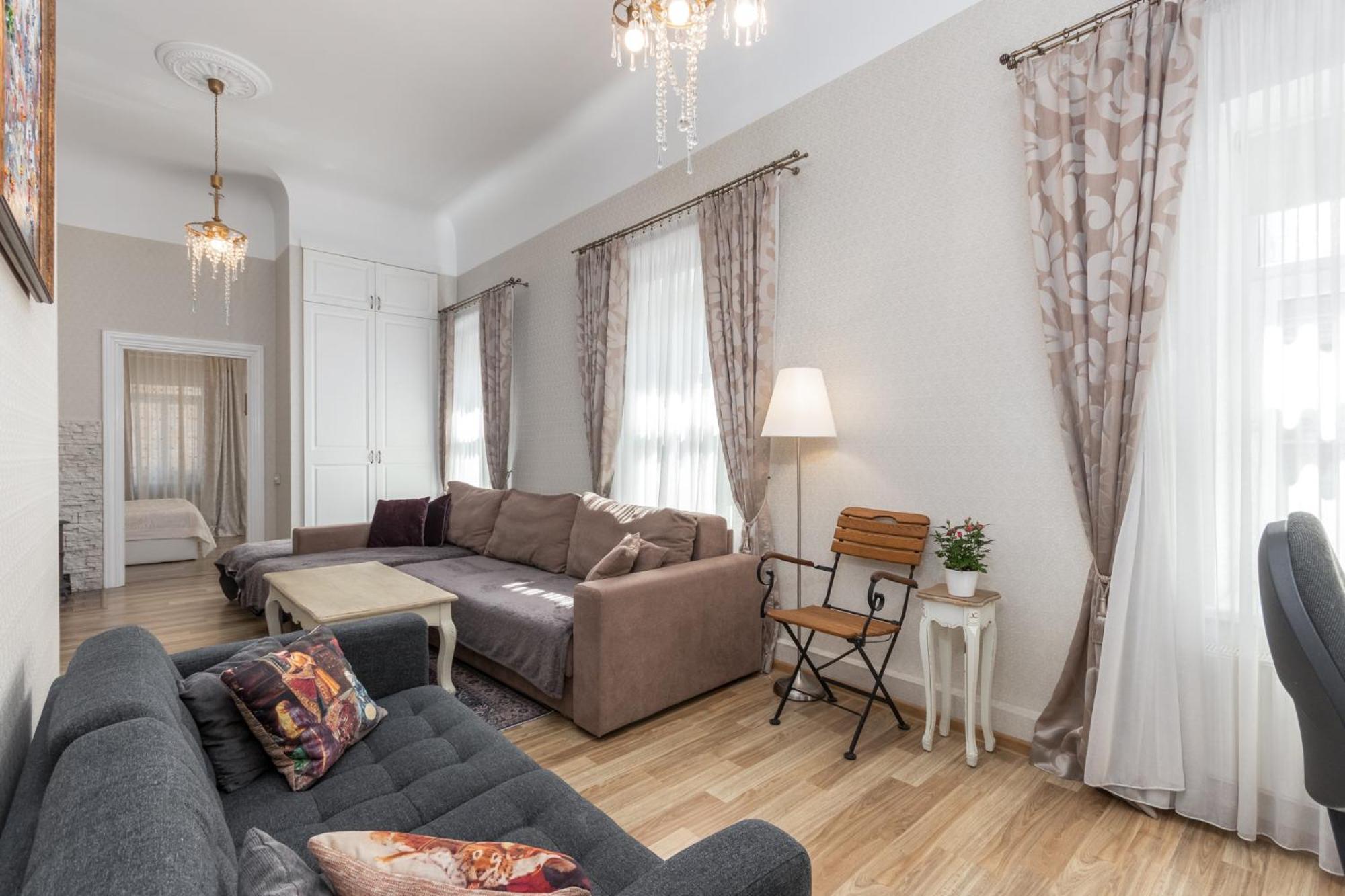 Elegant In Historical Centre & Free Locked Parking Apartment *