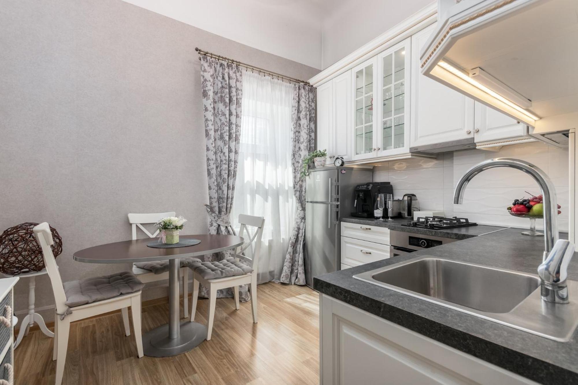 Elegant In Historical Centre & Free Locked Parking Apartment Riga