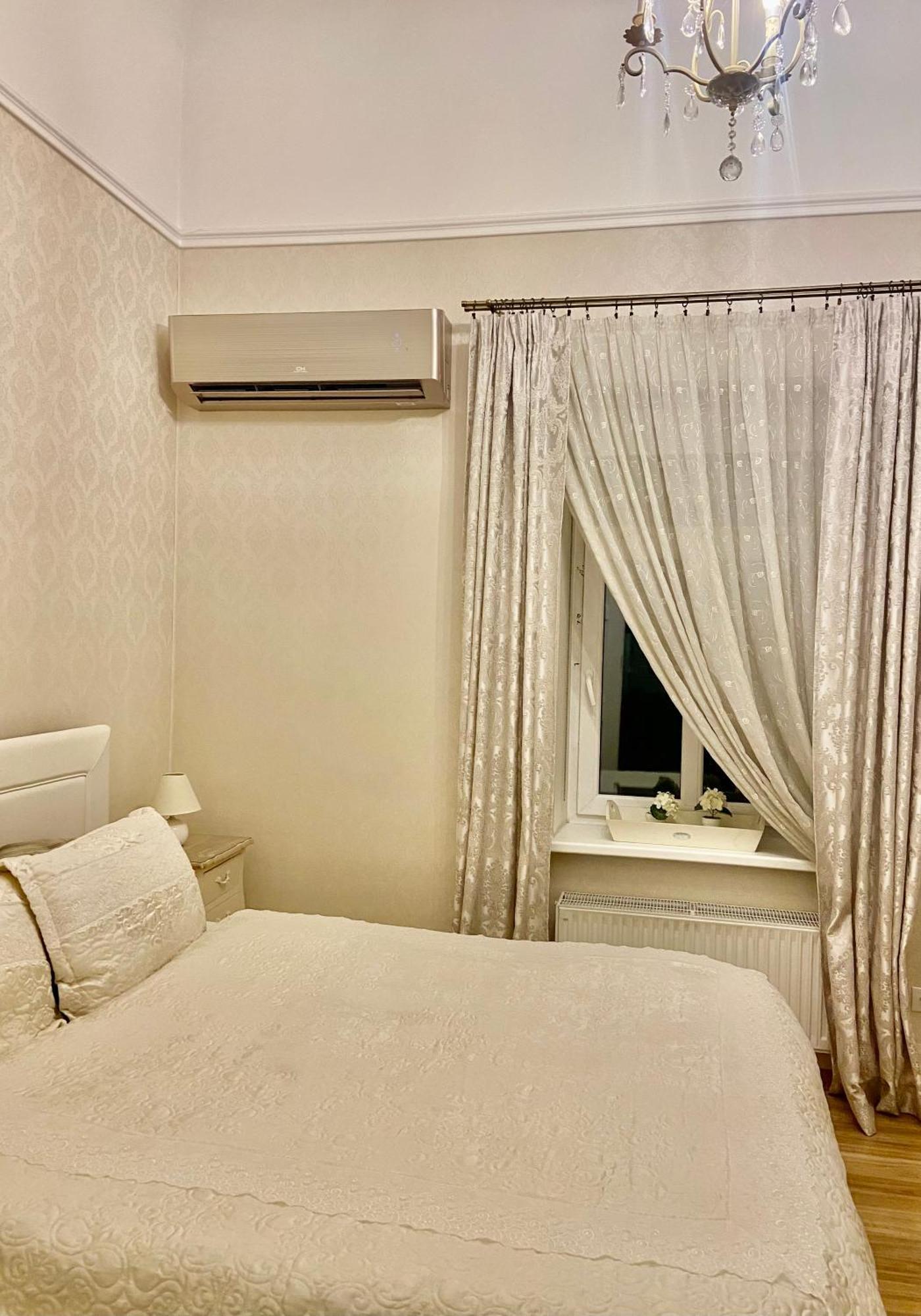 Elegant In Historical Centre & Free Locked Parking Apartment