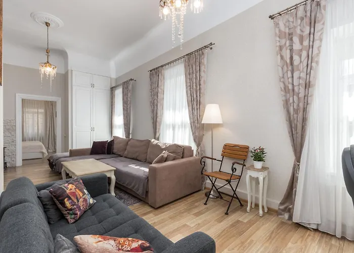 Elegant Apartment In Historical Centre & Free Locked Parking
