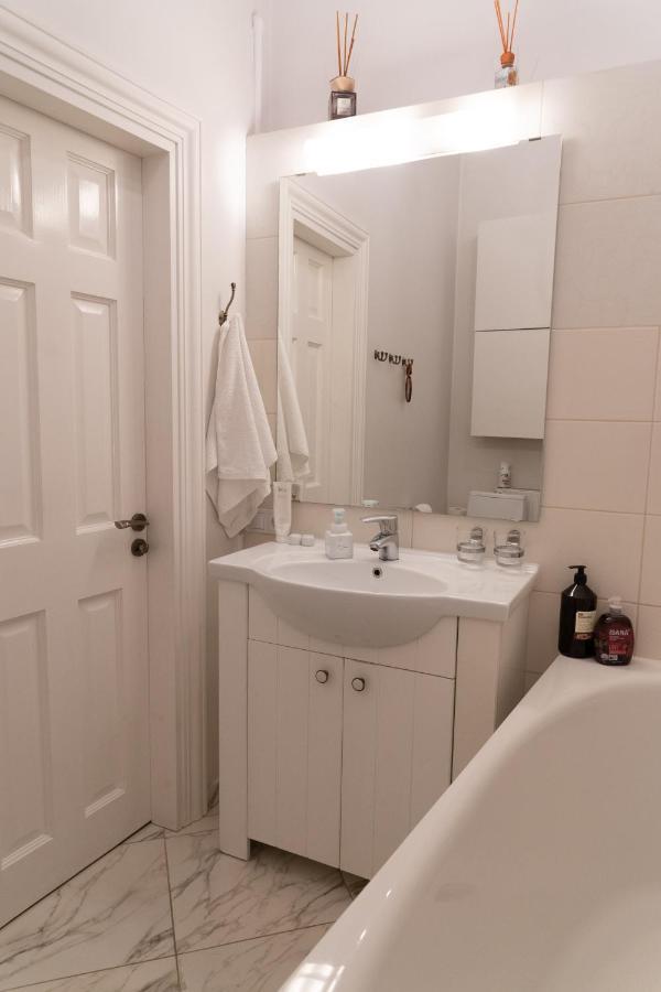Apartament Elegant In Historical Centre & Free Locked Parking *
