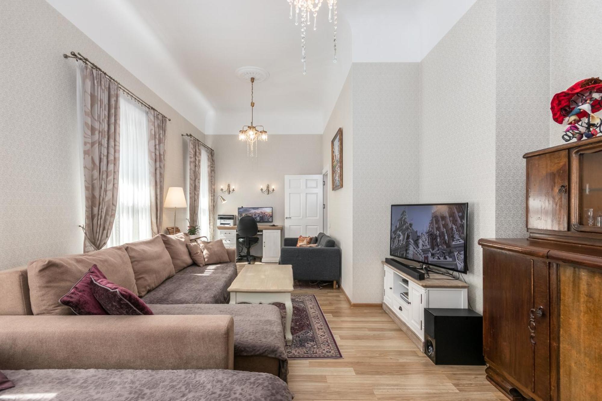 Apartament Elegant In Historical Centre & Free Locked Parking *
